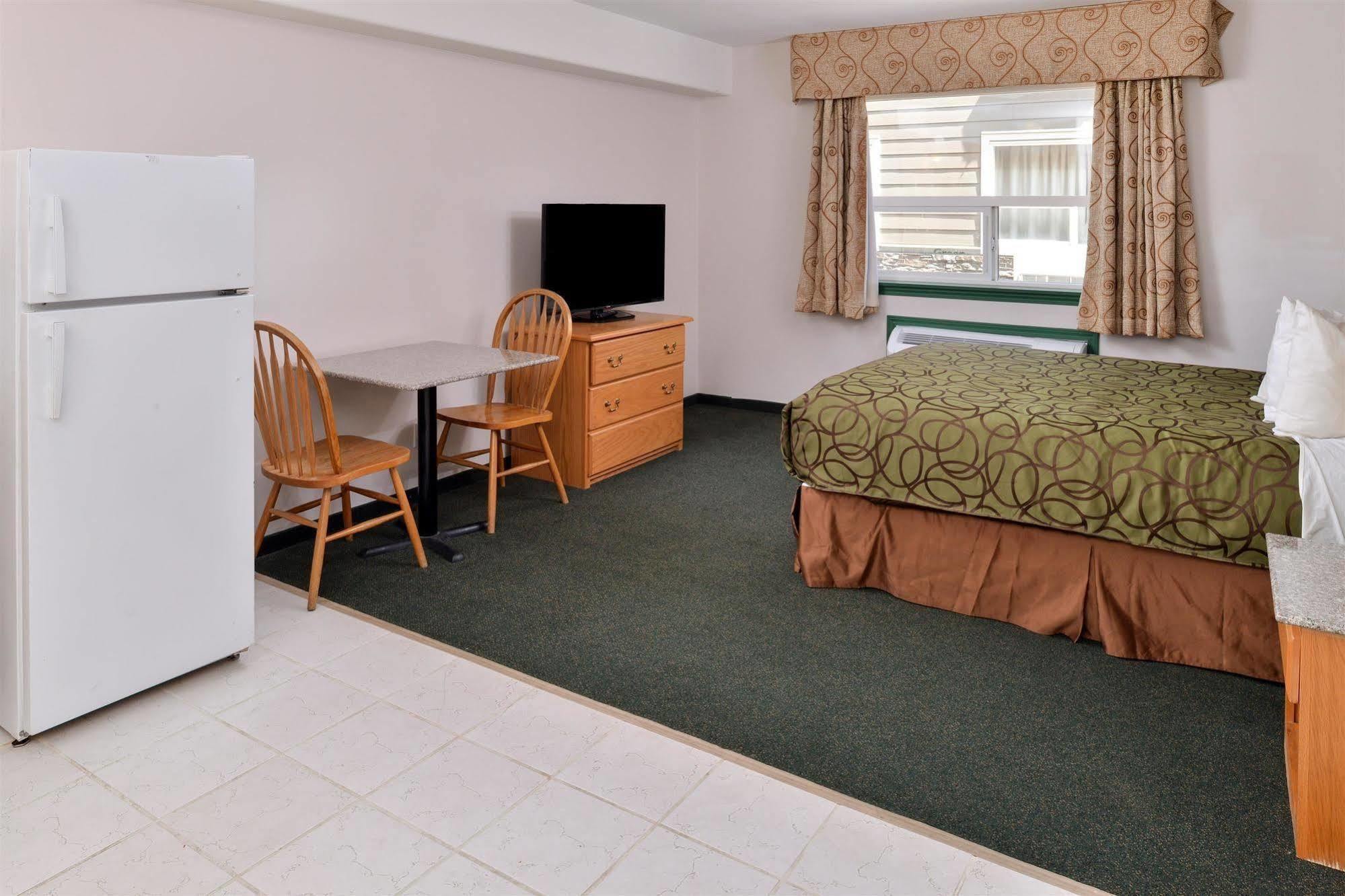 Canadas Best Value Inn Valemount Exterior foto